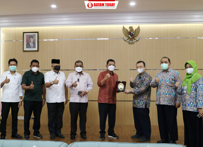 Gubernur Ansar Ahmad saat foto bersama dengan Direktur Pembangunan Jembatan